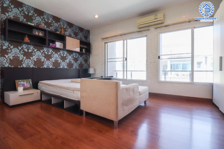 *****ทาวน์โฮมมือสองย่านกรุงเทพมหานคร ม.บ้านกลางเมือง เออบาเนียน ลาดพร้าว71 คุณภาพระดับ AP เนื้อที่ 19.4 ตร.ว. ฟังก์ชัน 3 ห้องนอน 3 ห้องน้ำ 2 ที่จอดรถ บ้านสภาพดี บนทำเลเดินทางสะดวกสุดๆ ใกล้รถไฟฟ้าสายสีน้ำเงิน "สถานีลาดพร้าว" และทางด่วน "รามอินทรา-อาจณรงค์" จองด่วน!